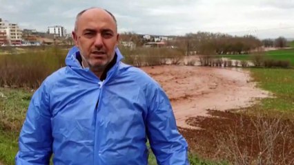 Sel nedeniyle çöken yoldan geçen tır suya kapıldı, şoför aranıyor