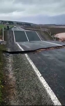 Bozova- Hilvan yolu çöktü