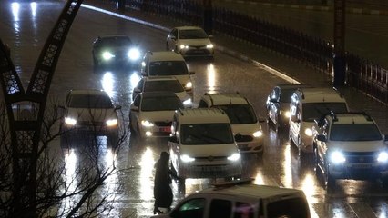 Mardin'de sağanak yağış gündüzü geceye çevirdi