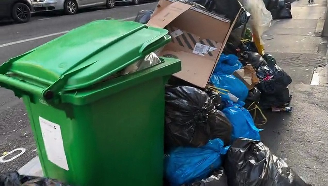 Les images des rues parisiennes avec les poubelles qui s'entassent après plusieurs jours de grève contre les retraites