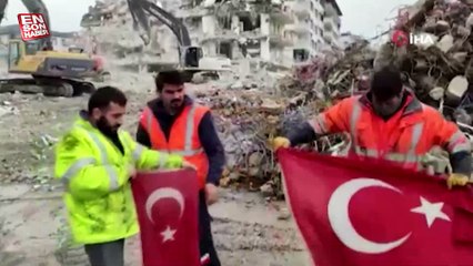Yıkım ekibinin Türk bayrağı hassasiyeti
