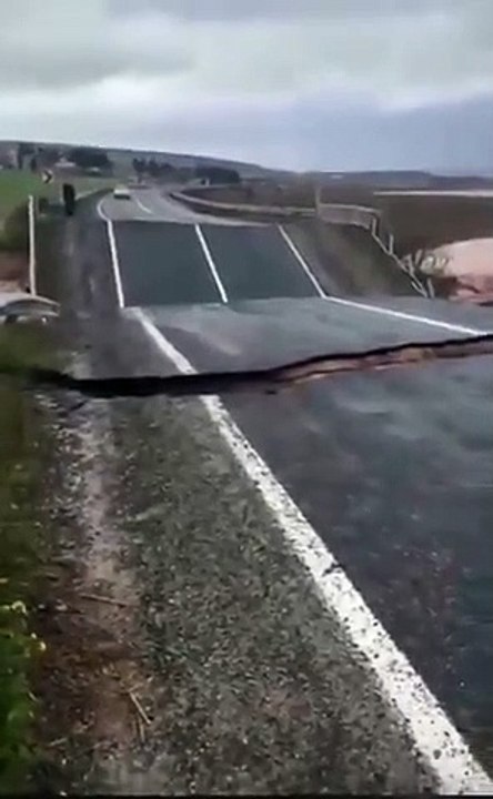 Şanlıurfa’da meydana gelen sel nedeniyle Bozova- Hilvan yolunun 8. kilometresinde yol çöktü