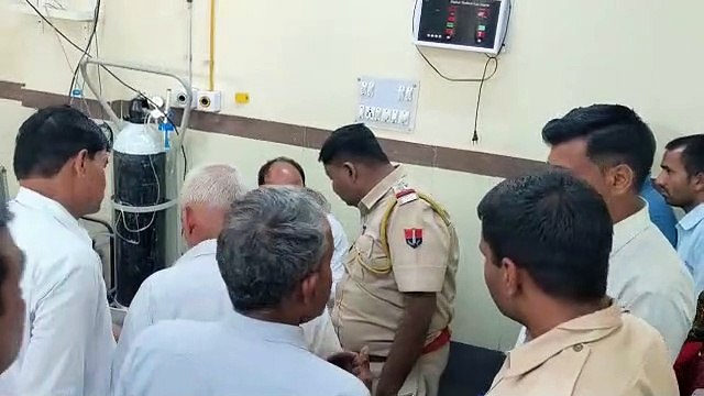लोहे के पाइपों से भरी पिकअप में घुसी कार, दुर्घटना में दो महिलाओं सहित चार लोग घायल