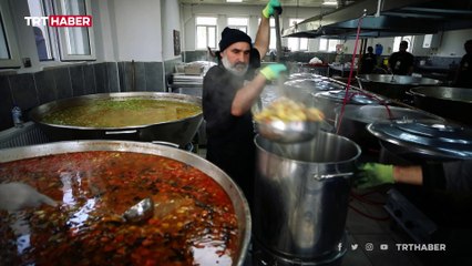 ABD merkezli yardım kuruluşu afet bölgeleri için yemek hazırlayıp dağıtıyor