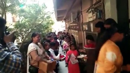 VIDEO: फूल देकर विद्यार्थियों को किया स्वागत, दी बधाई