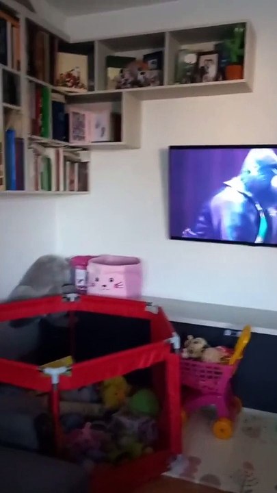 Baby girl adorably sings along to Elton John song