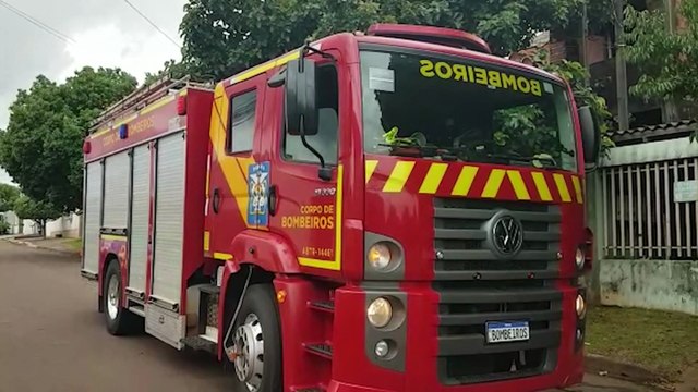 Fogo colocado em churrasqueira se espalha para estrutura externa e Bombeiros combatem incêndio
