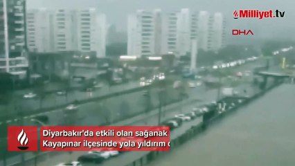Diyarbakır’da yıldırımın düşme anı saniye saniye kaydedildi