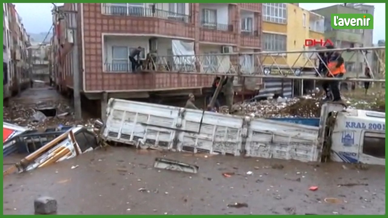 Turquie: images des rues inondées à Sanliurfa e...