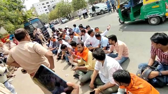 परिषद कार्यकर्ताओं की गिरफ्तारी और लाठीचार्ज का विरोध, किया सांके​तिक प्रदर्शन
