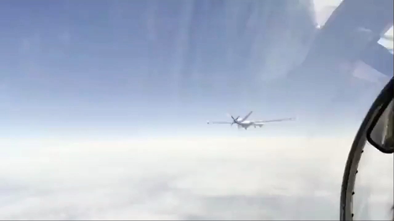 Il jet e il drone, confronto ravvicinato - Video