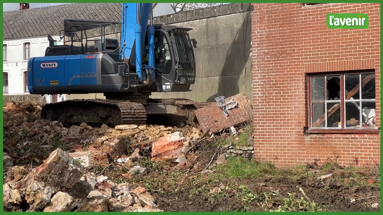 La maison de Marc Dutroux de Sars-la-Buissière en cours de démolition