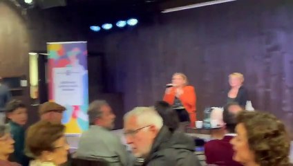 Vecinos de Sant Martí sacan los colores a Colau