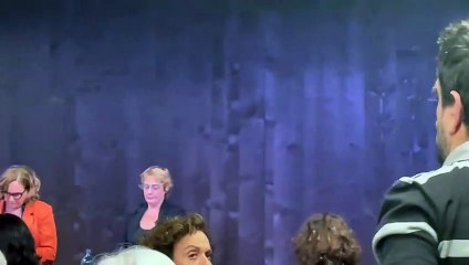 Vecinos de Sant Martí sacan los colores a Colau