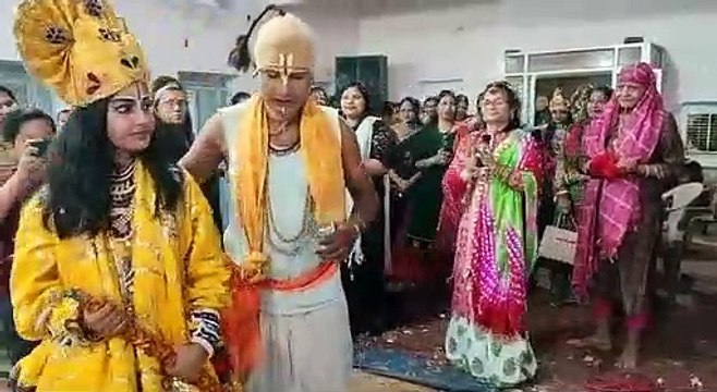 फूलों से खेली होली होली