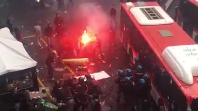 Ligue des champions - Violents incidents entre des supporters et la police avant Naples-Francfort