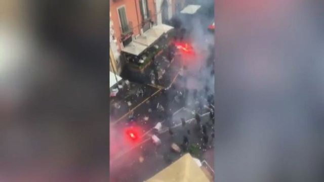 Il coro per strada dei tifosi dell'Eitracht: Napoli vaff...