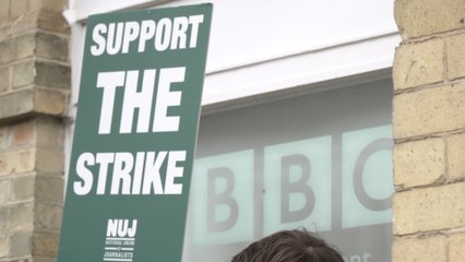 Video herunterladen: BBC journalists striking in Tunbridge Wells over cuts to local radio services