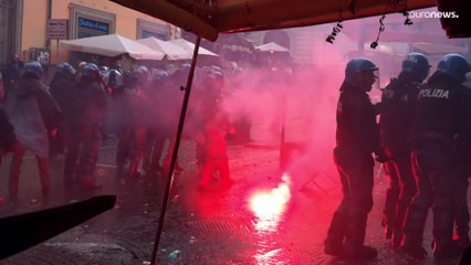 شاهد: اشتباكات بين جماهير فرانكفورت وشرطة نابولي قبل مواجهة دوري الأبطال