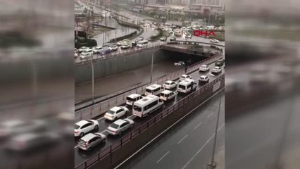 DİYARBAKIR'DA KUVVETLİ YAĞIŞ ALT GEÇİDİ VE BAZI EVLERİ SU BASTI, APARTMAN TAHLİYE EDİLDİ