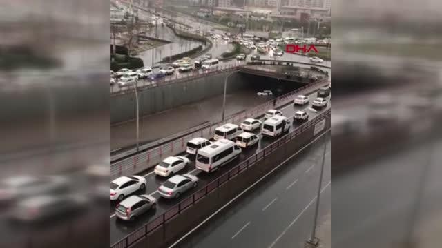 DİYARBAKIR'DA KUVVETLİ YAĞIŞ ALT GEÇİDİ VE BAZI EVLERİ SU BASTI, APARTMAN TAHLİYE EDİLDİ