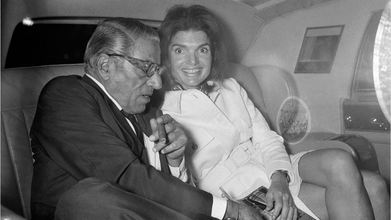 GALA VIDEO - Aristote Onassis : pourquoi son mariage avec Jackie Kennedy a fait polémique