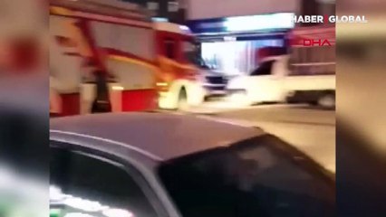 Descargar video: Ankara'da evi alev alev yanan şahıs balkona çıkıp, alkol almaya devam etti