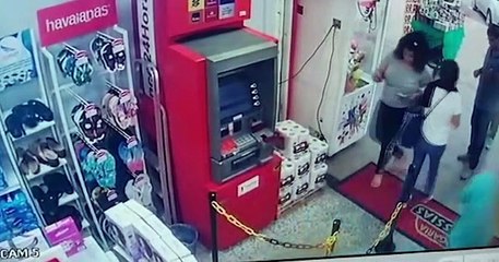 Mulher saca R$ 500, esquece e vai embora sem pegar dinheiro