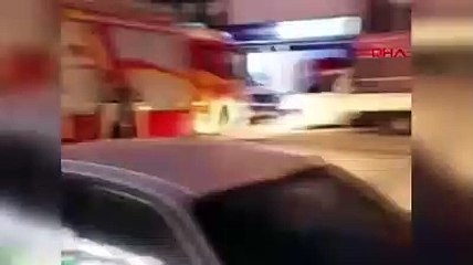 Evi alev alev yanarken balkonda içki içmeye devam etti