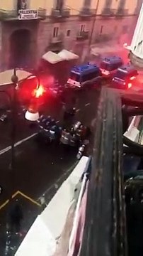 Napoli-Eintracht, scoppia una guerriglia urbana: tifosi devastano la città