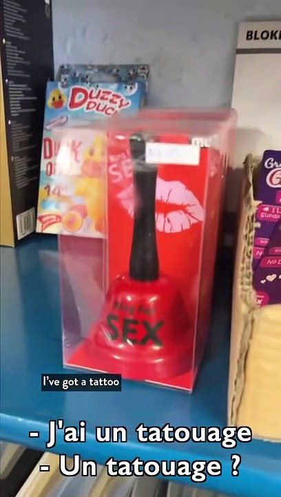 Cette mamie fait une blague énorme... tatouage de souris