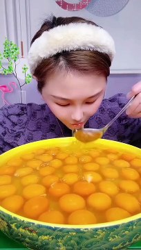 Elle mange 54 oeufs en quelques secondes... miam miam