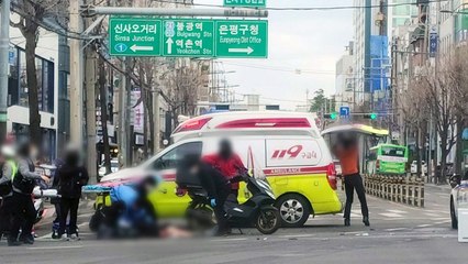 배달 오토바이와 승용차 충돌...2명 다쳐 / YTN