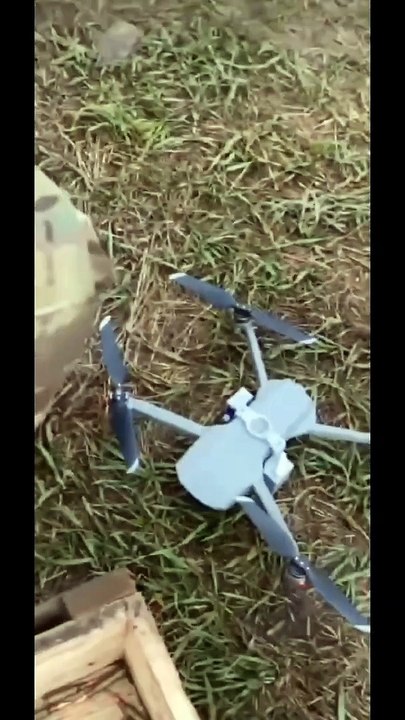 Ukrainischer Soldat benutzt DJI-Drohne, um russische Panzer zu treffen