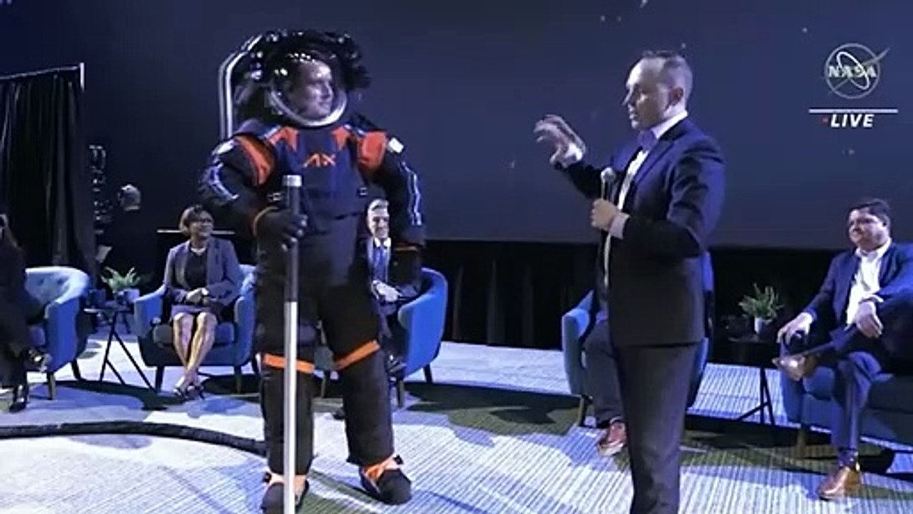 Revelan traje espacial de nueva generación para futuras misiones de la NASA en la Luna