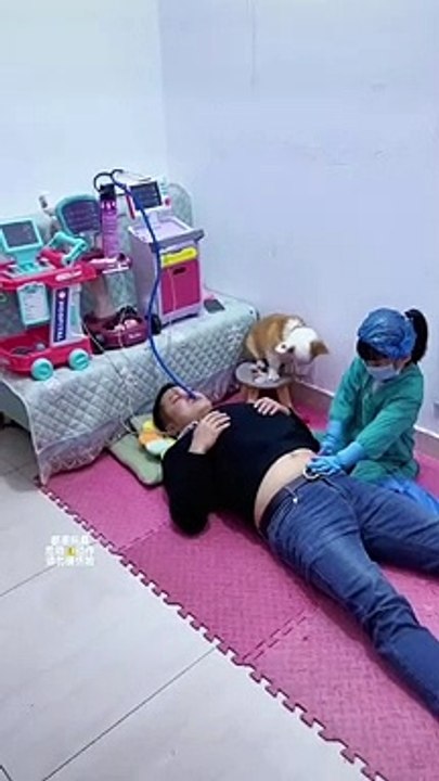 Chơi trò bác sĩ với con, ông bố diễn sâu vai bà bầu: Các boss cũng hợp tác ở bên phụ họa