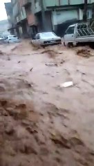 Sosyal medya bu görüntüleri konuşuyor: Sele kapılan kişiye el uzatmak yerine video çekti!