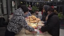 Depremzedelerin de yer aldığı gönüllüler, afet bölgeleri için her gün 2 bin adet sandviç hazırlayıp gönderiyor