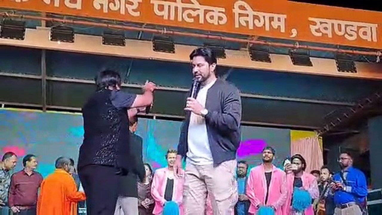 Video- मंच पर आते ही खराब हो जाती सितारों की तबियत
