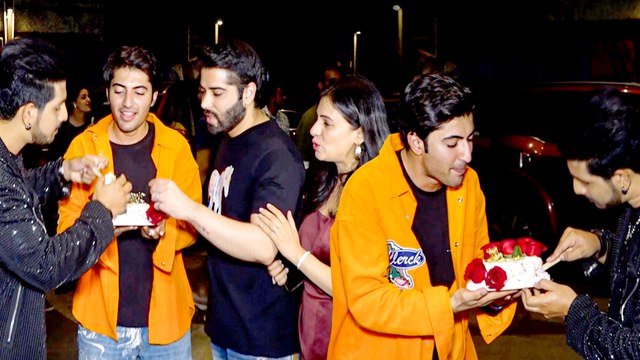 Kanwar Dhillon ने Paparazzi के सामने जन्मदिन का काटा केक