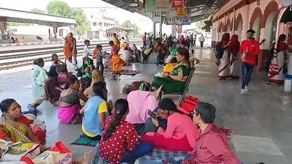 मेला से पहले श्रद्धालुओं की दस्तक, रेलवे स्टेशन पर यात्रियों की बढ़ी भीड़