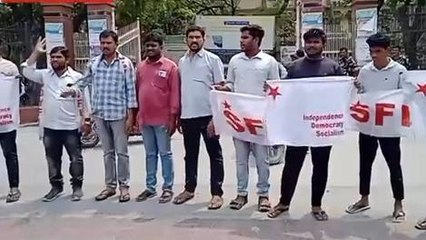 కరీంనగర్: నిరుద్యోగుల జీవితాలతో ప్రభుత్వం చెలగాటం ఆడుతోంది..!