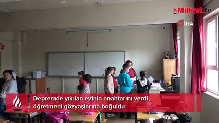 Okul çıkışı yanına geldi! Öğretmeni ağlatan hatıra