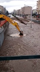 "Şanlıurfa'da su pompası yokmuş gibi" biriken sular kepçeyle boşaltılmaya çalışıldı!