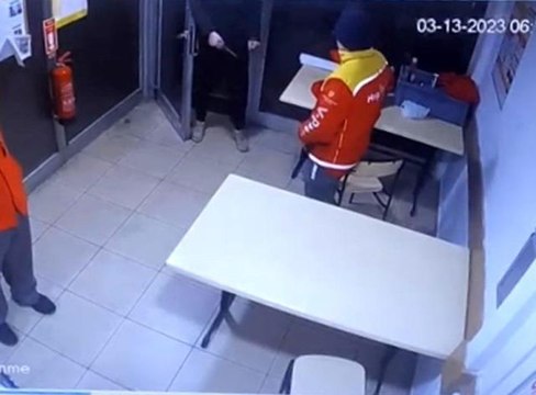 İstanbul'da akaryakıt istasyonunda bıçaklı gasp kamerada