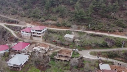 Osmaniye'de depremde kopan kayaların zarar verdiği köydeki 27 ev boşaltıldı