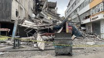 Depremde ağır hasar alan bina kendiliğinden çöktü