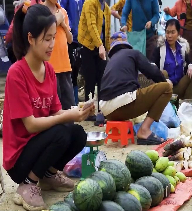 Berkebun dan mencari rebung untuk di olah