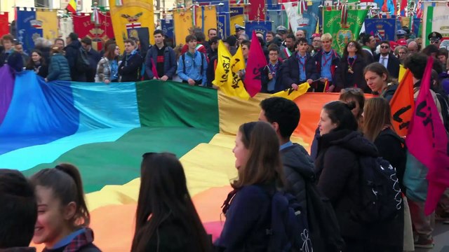 Milano, manifestanti cantano Bella Ciao intorno alla bandiera della Pace