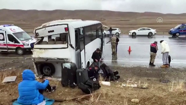 Van'da sporcuların da bulunduğu midibüsün devrilmesi sonucu 11 kişi yaralandı